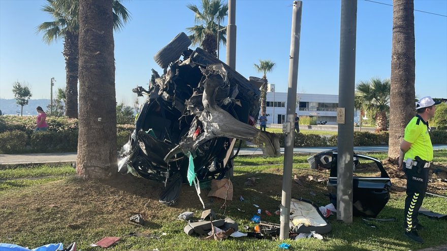 GÜNCELLEME - İzmir'de takla atan otomobildeki 2 kişi öldü, 1 kişi yaralandı