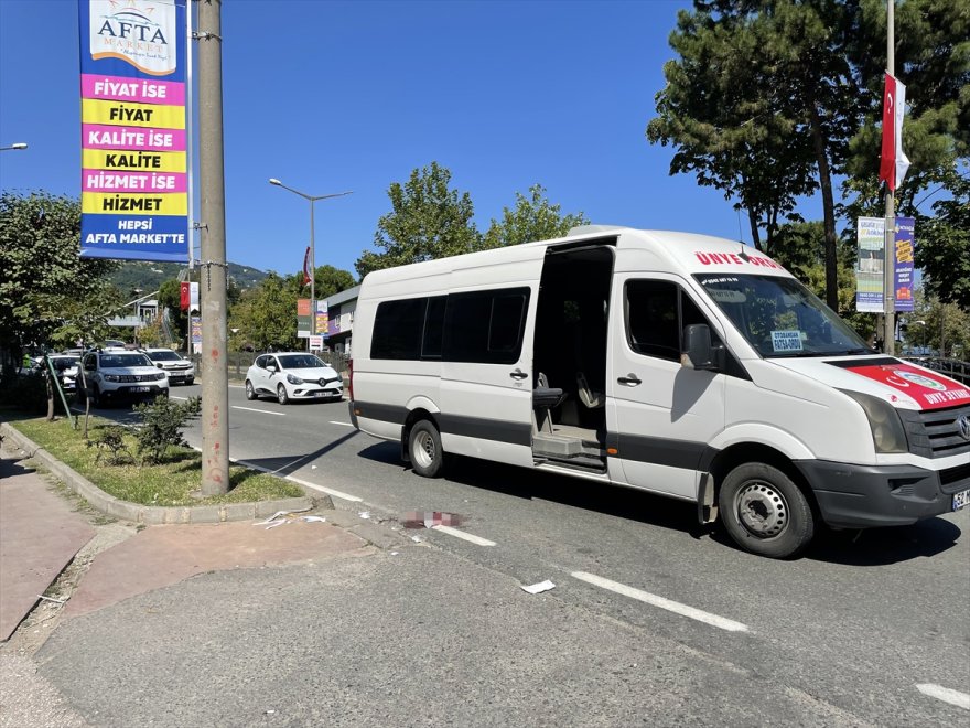 Ordu'da seyir halindeki minibüsün açık kapısından düşen kadın yolcu ağır yaralandı