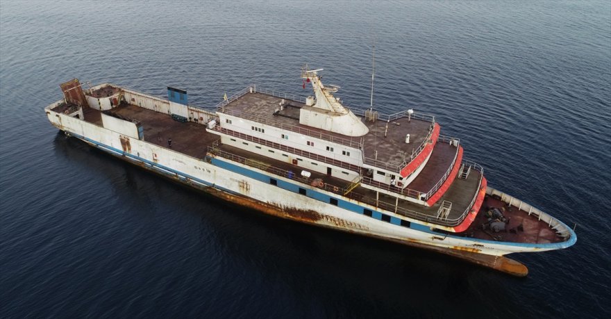 GÜNCELLEME - Yunanistan Sahil Güvenlik birimlerinin taciz ateşi açtığı gemi Çanakkale Boğazı'nda demirledi