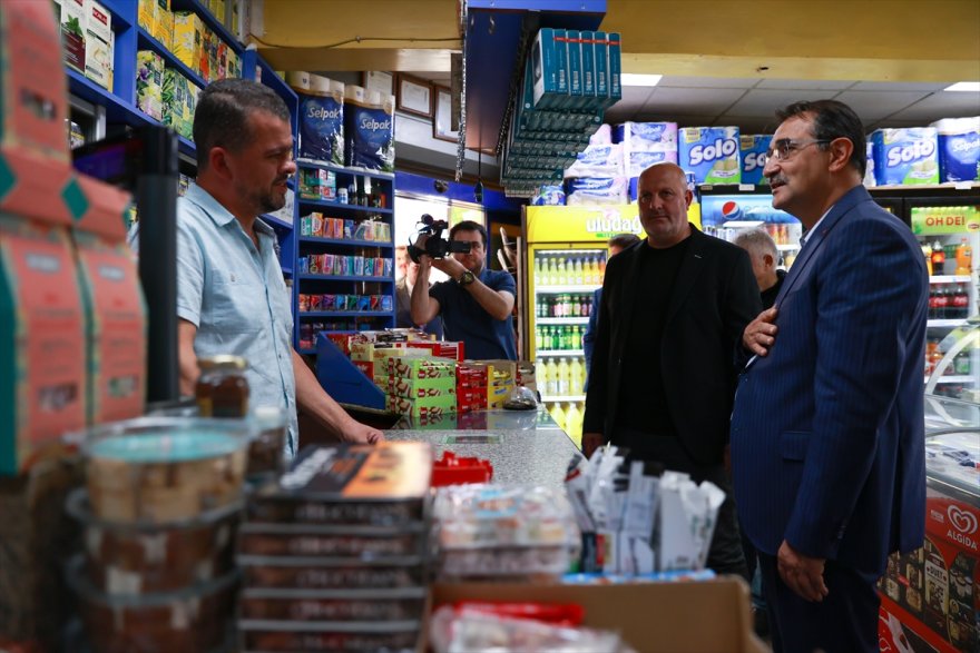 Bakan Dönmez, İstanbul'da vatandaşlarla buluştu