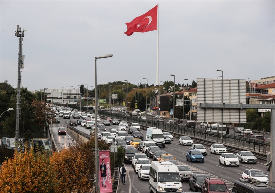 İstanbul İl Milli Eğitim Müdürlüğü Taksim Cumhuriyet Anıtı'na çelenk bıraktı