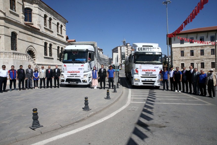 Pakistan'daki selzedeler için Sivas'tan 2 yardım tırı gönderildi