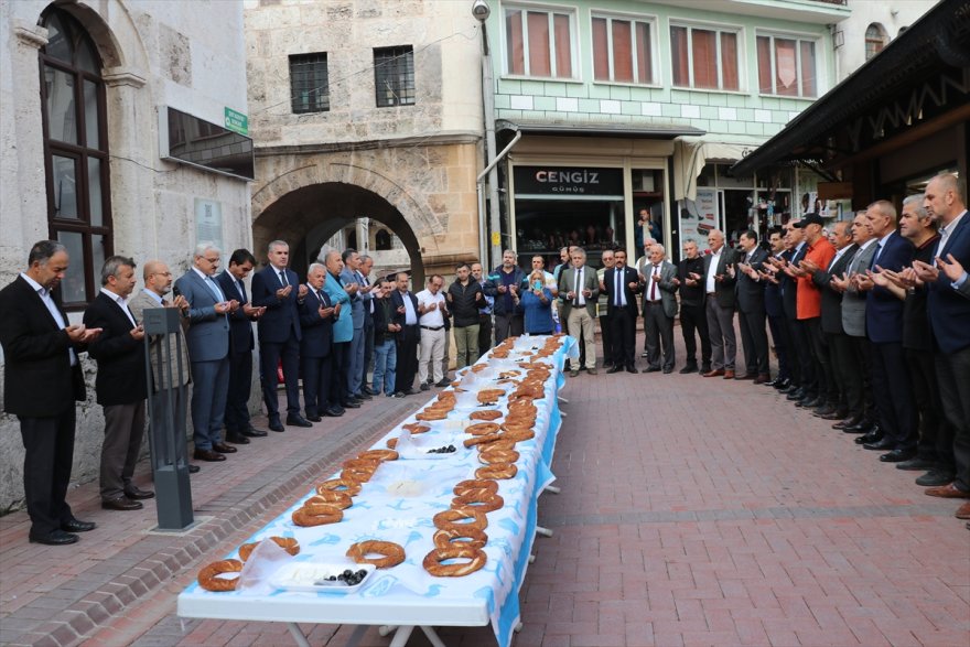 Bolu esnafı Ahilik Haftası kapsamında iş yerlerini duayla açtı