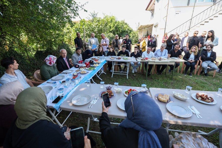 Kılıçdaroğlu, havai fişek fabrikası patlamasında hayatını kaybedenlerin yakınlarıyla buluştu