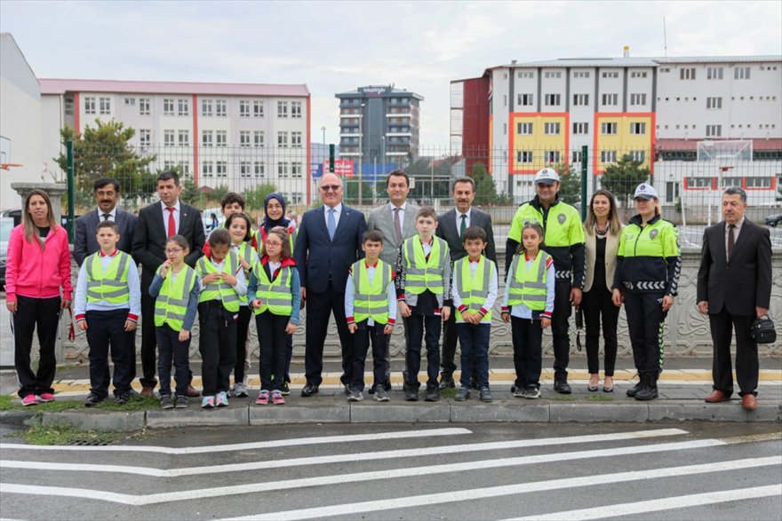 Sivas'ta okul önlerindeki yaya geçidi çizgileri yenilendi