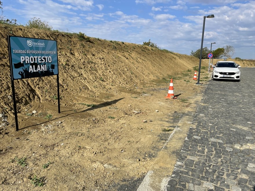 Tekirdağ Büyükşehir Belediyesi önünde "protesto alanı" oluşturuldu