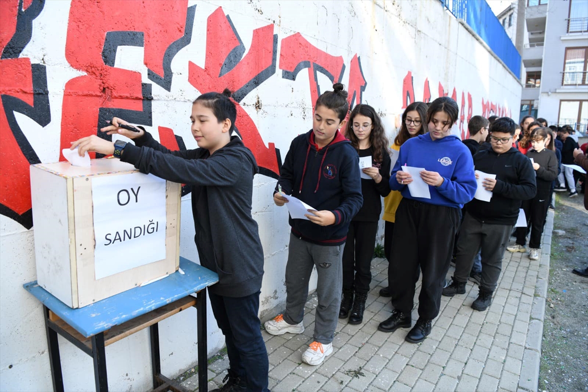 aa-20221224-29825132-29825130-edirnede-ogrenciler-sahiplendikleri-kopegin-ismini-sandiga-oy-atarak-belirledi.jpg
