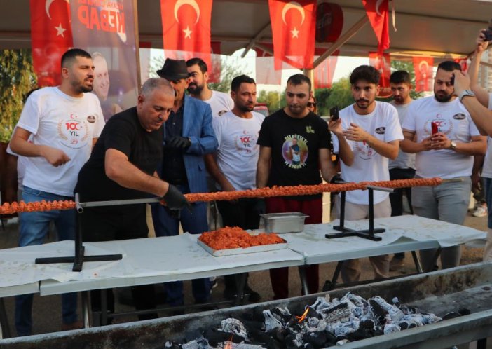 100-yili-100-metrelik-kebapla-kutladilar.jpg