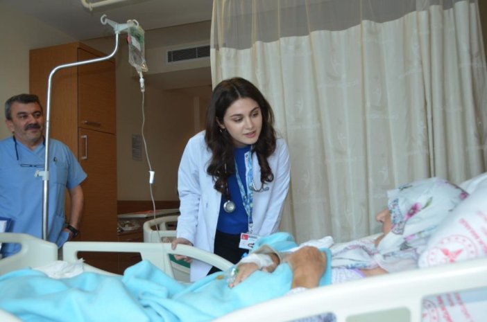 baba-kiz-ayni-hastanede-sifa-dagitiyor-001.jpg