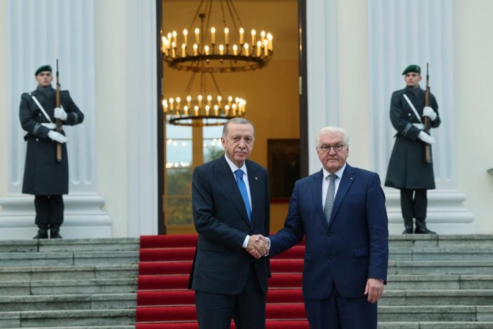 erdogan-almanya-cumhurbaskani-steinmeier-ile-gorusuyor-001.jpg