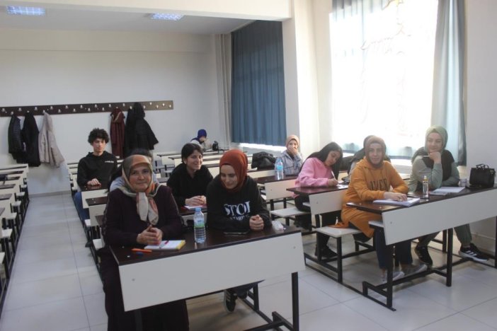 cocukluk-hayali-universitede-okumakti-50-yasinda-gercek-oldu-001.jpg