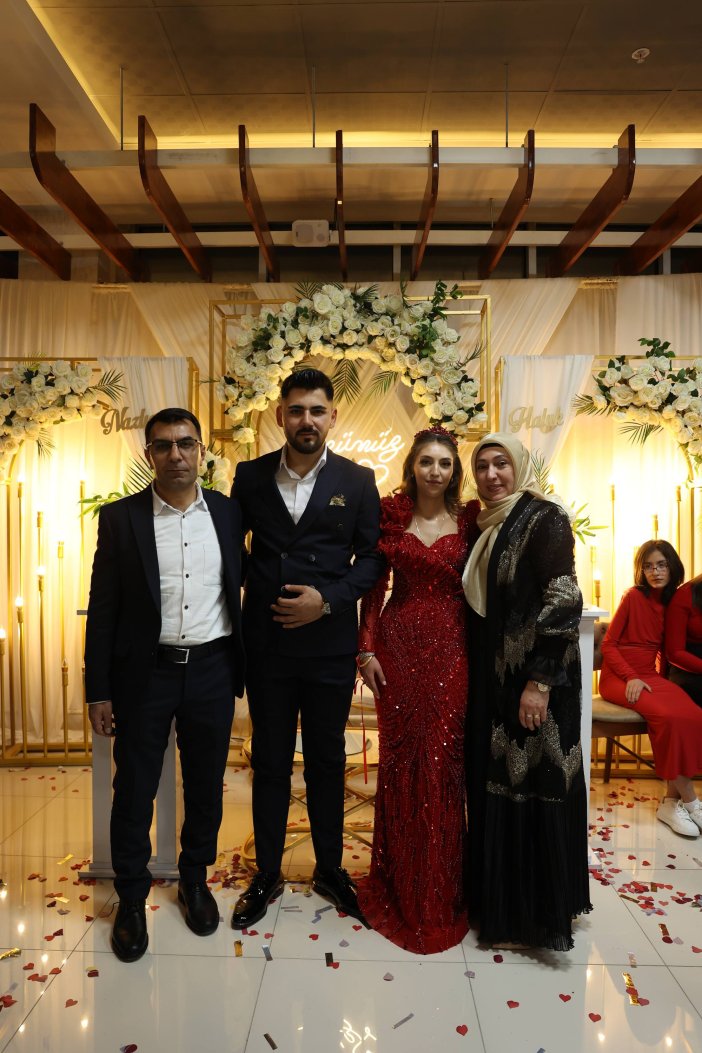 nazlican-ile-haluk-evlilige-ilk-adimi-atti-001.jpg