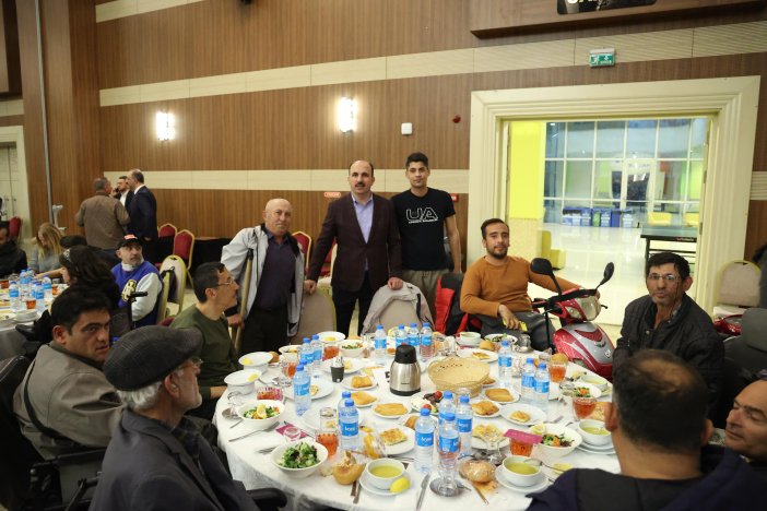 konyadaki-dezavantajli-bireyler-iftarda-bulustu-001.jpg