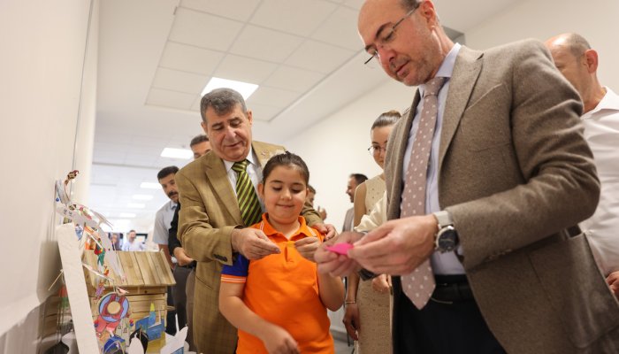 baskan-pekyatirmaci-kaymakam-tortop-ile-ilkokul-ogrencilerinin-yil-sonu-sergisini-gezdi-001.jpg
