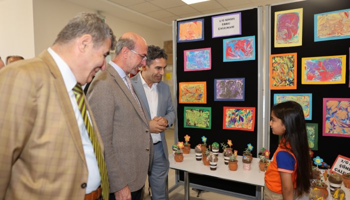 baskan-pekyatirmaci-kaymakam-tortop-ile-ilkokul-ogrencilerinin-yil-sonu-sergisini-gezdi.jpg