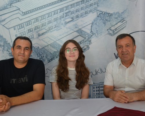 thumbnail-yontem-ogrencisi-lgs-turkiye-birincisi-zeynep-ela-basyontem-egitim-kurumlari-yonetim-kurulu-uyesi-ozgur-pazarci-ve-okul-muduruyle-birlmikte-foto.jpg
