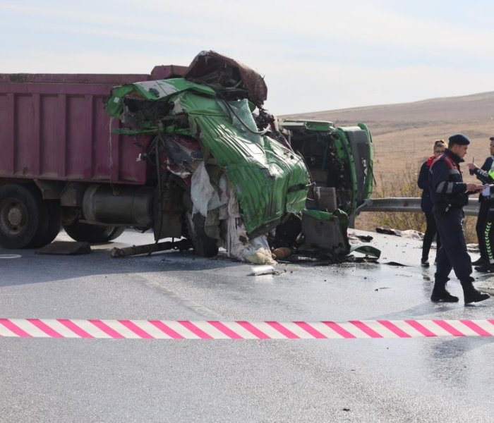 konyada-kaza-kamyonlar-carpisti-001.jpg