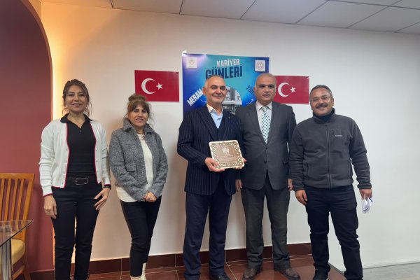 thumbnail-meram-mesleki-egitim-merkezi-kurum-muduru-ozkan-buyuksu-is-insanlarina-plaket-verirken-2.jpg