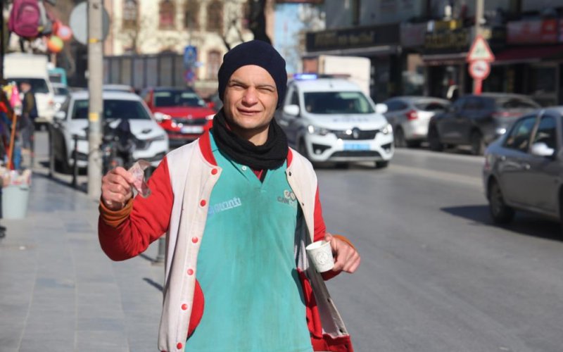 konyada-meslegini-askla-yapan-dilenci-genc-100-bin-lira-verseler-ben-yine-kendi-isimi-secerim.jpg