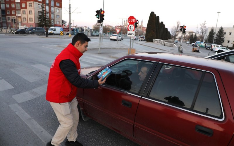 konyada-ornek-hareket-iftara-yetisemeyen-vatandaslara-iftariyelik-dagittilar-001.jpg
