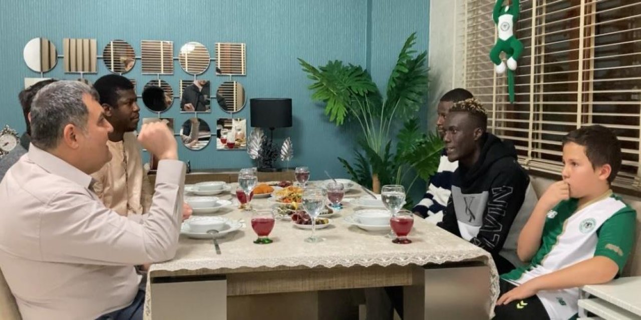 konyasporlu-futbolcular-ndao-ve-keyta-orucunu-konyali-aileyle-acti.jpg
