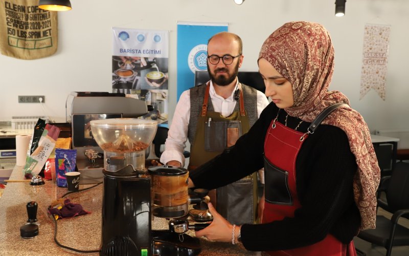 thumbnail-masterchef-yarismacisi-beyza-huri-aydin-neu-barista-atolyesinde-egitim-aliyor-1.jpg