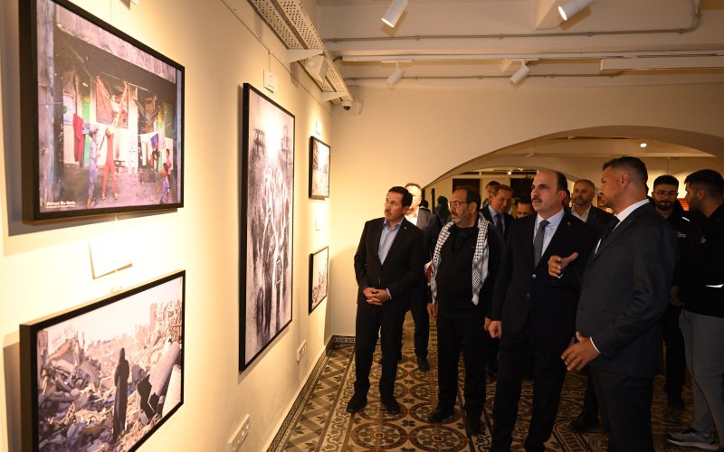 konyada-kokler-ve-golgeler-sergisi-ile-direnisin-sehri-gazzenin-siiri-yogun-ilgi-gordu-003.jpg
