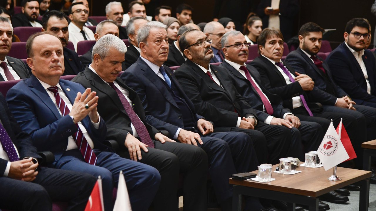ktunde-hulusi-akarin-sunumuyla-turkiye-ve-bolgesindeki-guvenlik-konulari-konferansi-gerceklestirildi-04.jpg