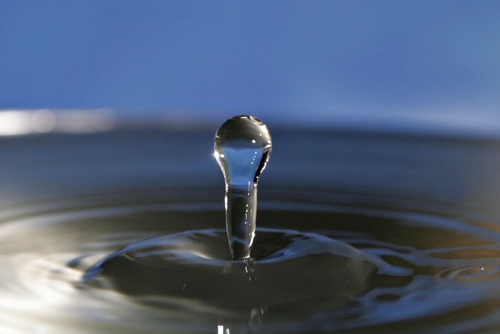 water-droplet-blue-bg05.jpg