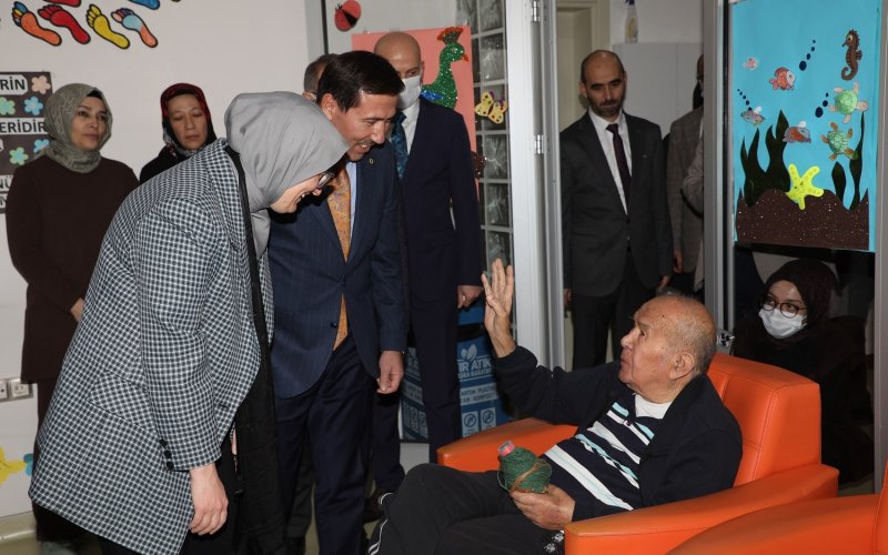 ak-parti-genel-baskan-yardimcisi-belgin-uygur-konyada-alzheimer-gunduz-yasam-merkezini-ziyaret-etti-002.jpg