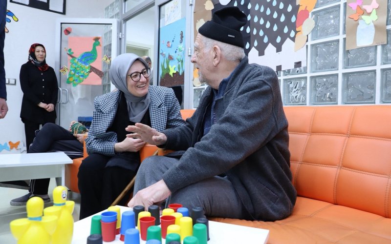 ak-parti-genel-baskan-yardimcisi-belgin-uygur-konyada-alzheimer-gunduz-yasam-merkezini-ziyaret-etti-003.jpg