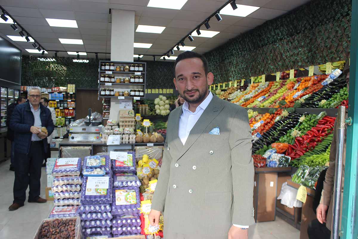 karaoglu-manav-ve-sarkuteri-magazasi-dualarla-acildi-001.jpg