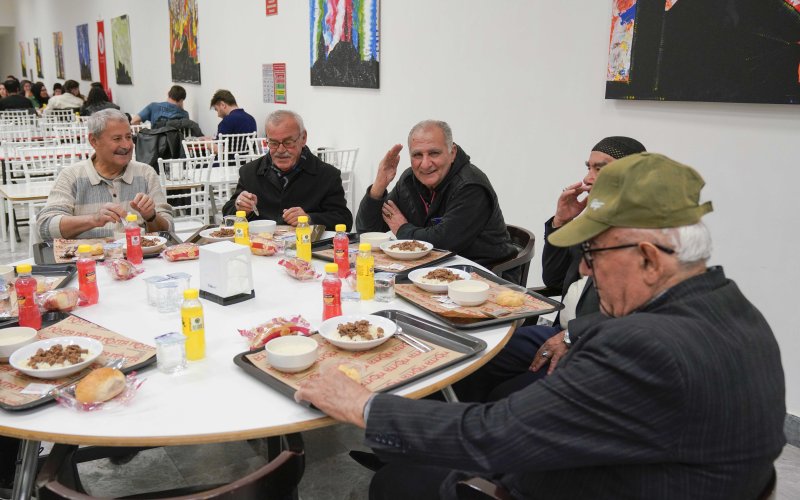 konya-teknik-universitesinden-yaslilara-anlamli-iftar-bulusmasi-06.jpg