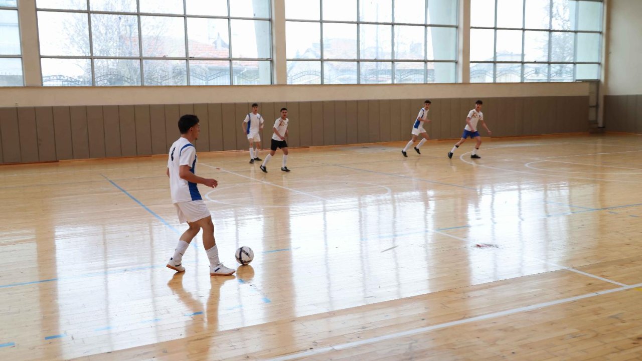 liseler-arasi-kardeslik-ve-dostluk-2-futsal-turnuvasi-basladi-3-jpg-1500.jpg