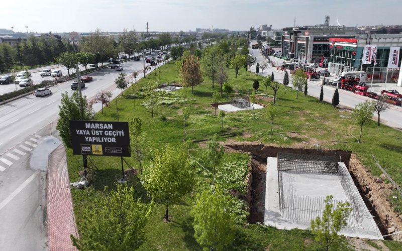 konya-buyuksehir-marsan-girisine-yaya-ust-gecidi-yapiyo.jpg