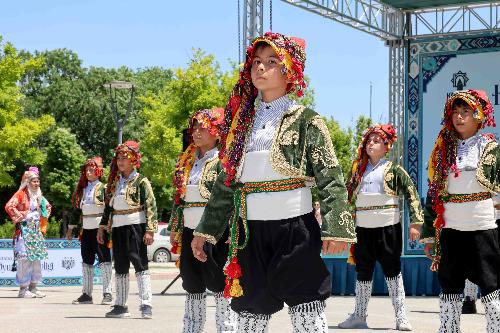 karatayda-halk-oyunlari-senligi-8-jpg-500.jpg