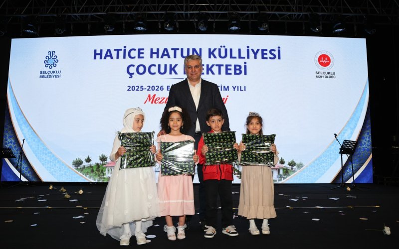 hatice-hatun-kulliyesi-cocuk-mektebinde-mezuniyet-coskusu-yasandi-009.jpg