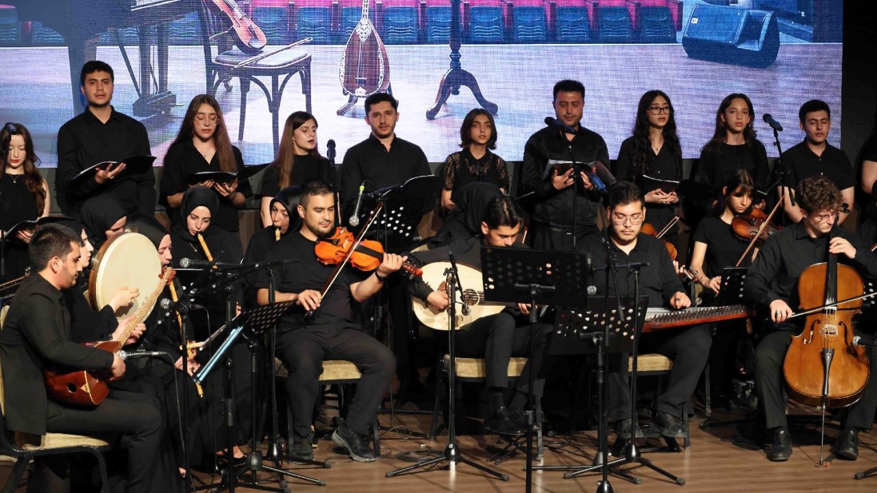 ali-ulvi-kurucu-genclik-merkezindeki-582-kursiyerin-emegi-alkislarla-taclandi-4-jpg-1500.jpg