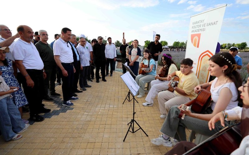 turkiyenin-en-buyuk-lavanta-bahcesinde-festival-heyecani-4-jpg-1500.jpg