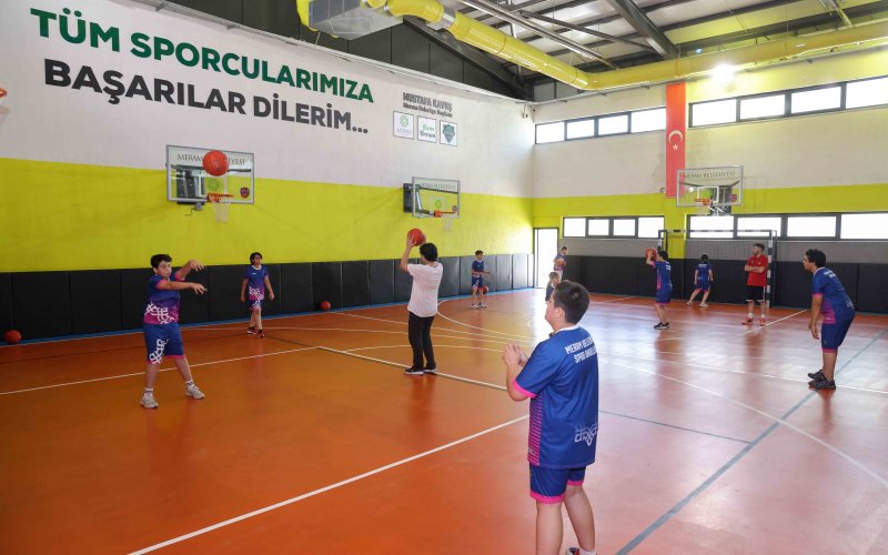 baskan-kavus-yaz-spor-okulunda-cocuklarin-heyecanina-ortak-oldu.jpg