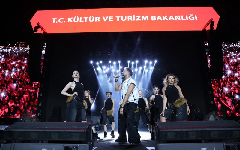 sefo-konyada-konser-verdi-festival-coskusunu-yukseltti-002.jpg