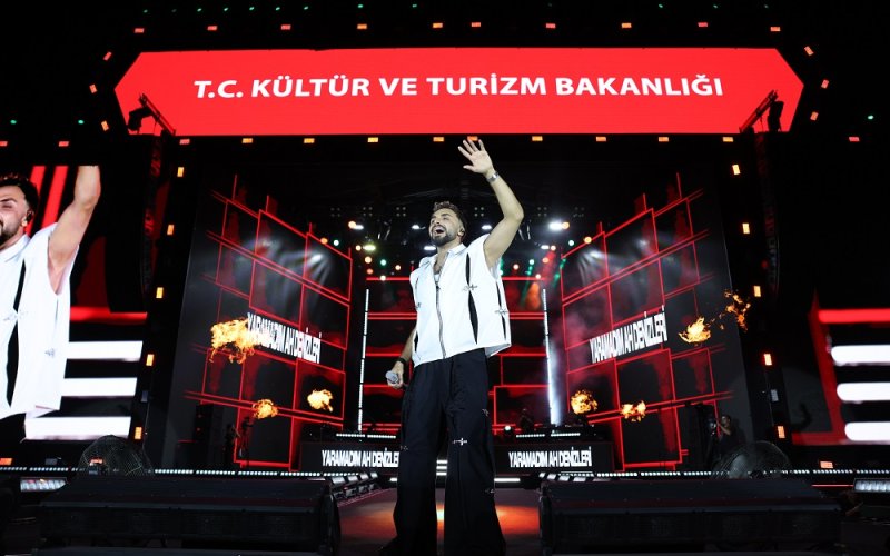 sefo-konyada-konser-verdi-festival-coskusunu-yukseltti-003.jpg