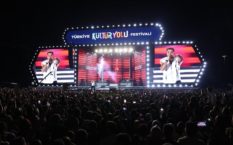 sefo-konyada-konser-verdi-festival-coskusunu-yukseltti.jpg