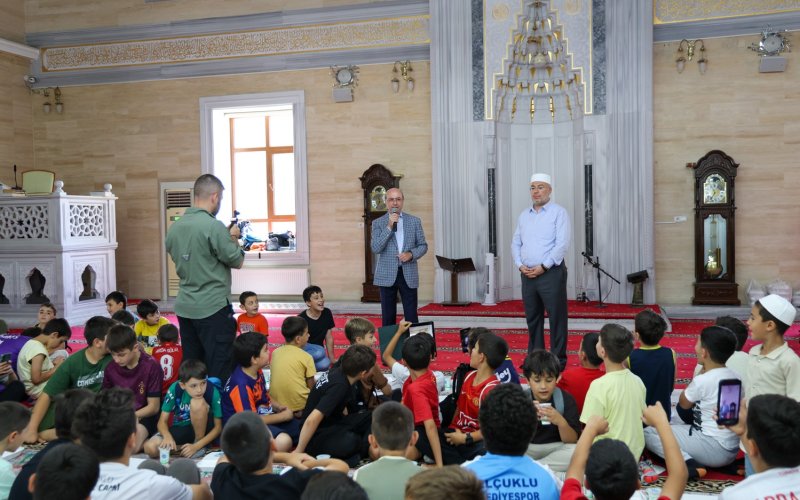 baskan-pekyatirmaci-yaz-kuran-kurslarinda-cocuklarla-bulustu-002.jpg