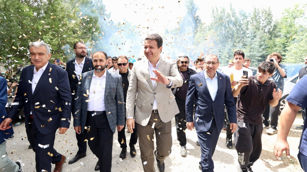 mahmut-arikan-konyada-konustu-001.jpg