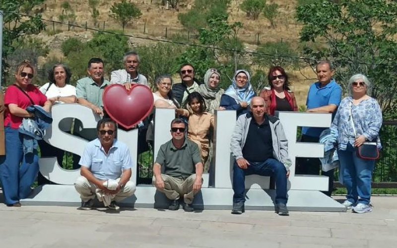 selcuk-universitesi-mezunlari-42-yil-sonra-bulustu-002.jpg