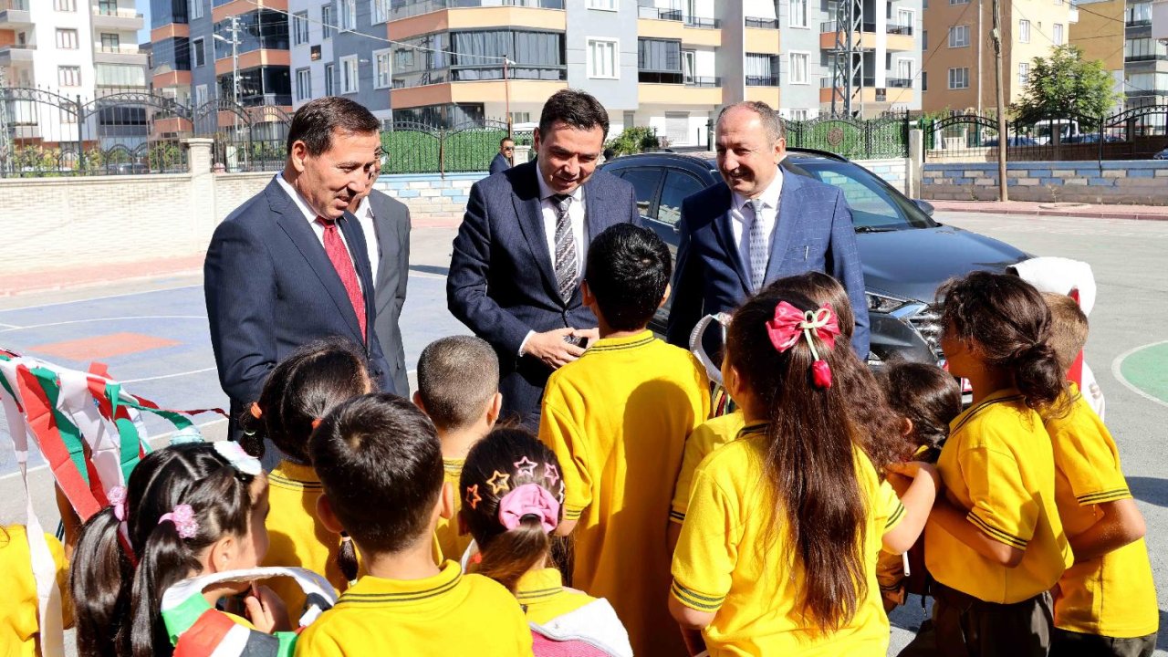 baskan-kilca-yeni-donemin-ilk-gununde-ogrencilerin-heyecanina-ortak-oldu-3-jpg-1500.jpg