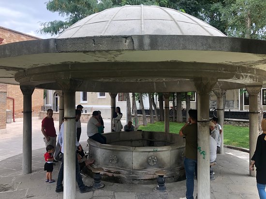 iplikci-camii-sadirvan.jpg