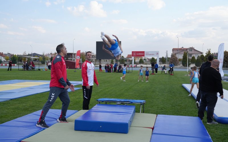 konyada-amator-spor-haftasi-buyuk-coskuyla-basladi-yilin-enleri-odullendirildi-002.jpeg