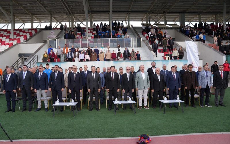 konyada-amator-spor-haftasi-buyuk-coskuyla-basladi-yilin-enleri-odullendirildi-008.jpeg